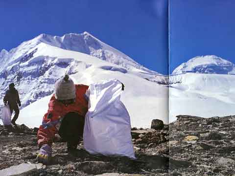 
Collecting Garbage At Foot Of Tukuche Peak With Dhaulagiri Behind - Dhaulagiri, Dhaula gueri: Une aventure citoyenne book
